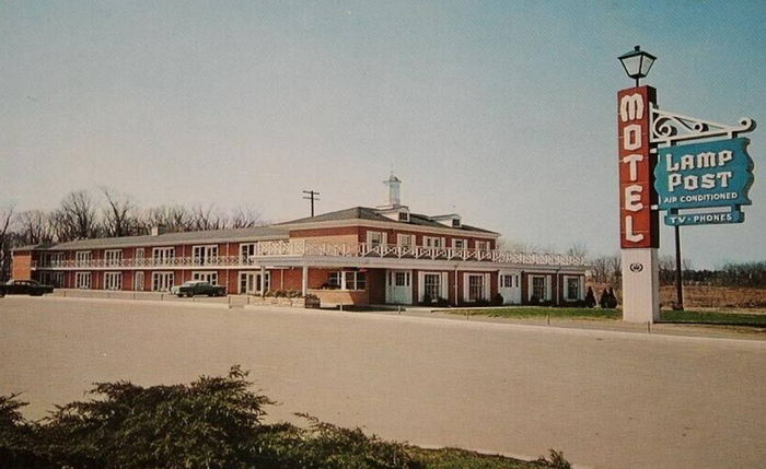 Lamp Post Motel (University Inn) - Old Postcard And Promos (newer photo)